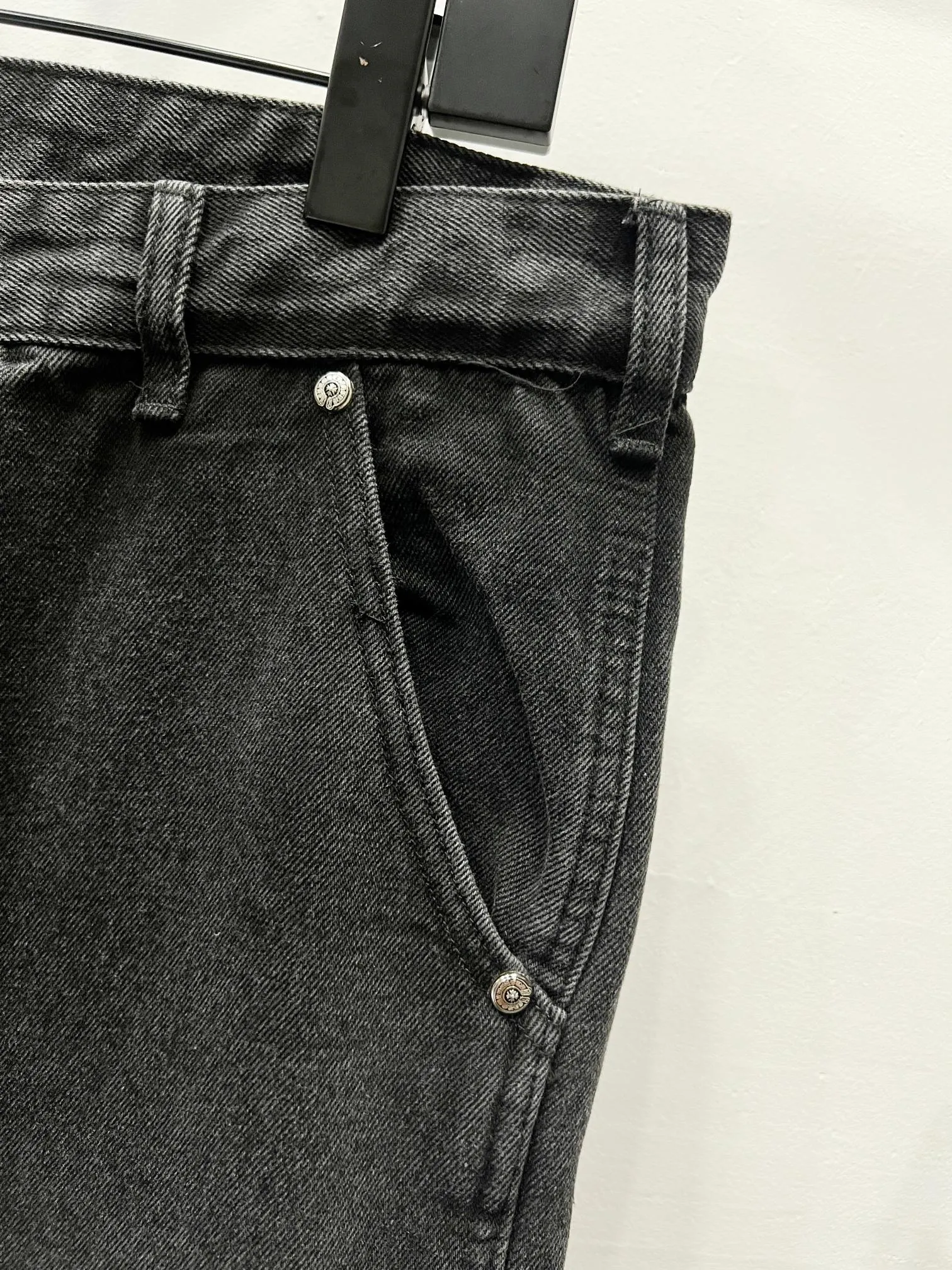 P270 Style No.: (K730) Chrome Hearts & Chrome Hearts 25FW CH workwear logging black and orange patchwork leather limited edition cow king jeans Chrome Hearts’ most popular color pants are made of beaded canvas fabric. Heavy washing makes the upper body of the fabric more textured and the pants are tall and straight! The three-dimensional cutting of the whole trousers is a masterpiece! The hardware is customized by zp. The beaded canvas fabric is thick and soft after being washed. It has good breathability. Customized small leather label. Unique design. The details are simple and elegant, and the workmanship is exquisite. The whole trousers are neatly routed and the details are in place! It’s so cool that both men and women can easily control the genderless trend!  Size: 30-32-34-36 Color: black